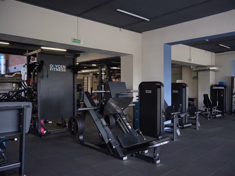 Зона жимов ногами и силовые тренажёры Oxygen Fitness.