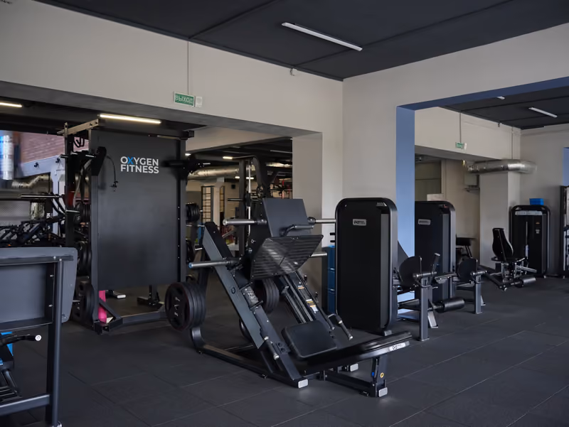 Зона жимов ногами и силовые тренажёры Oxygen Fitness.