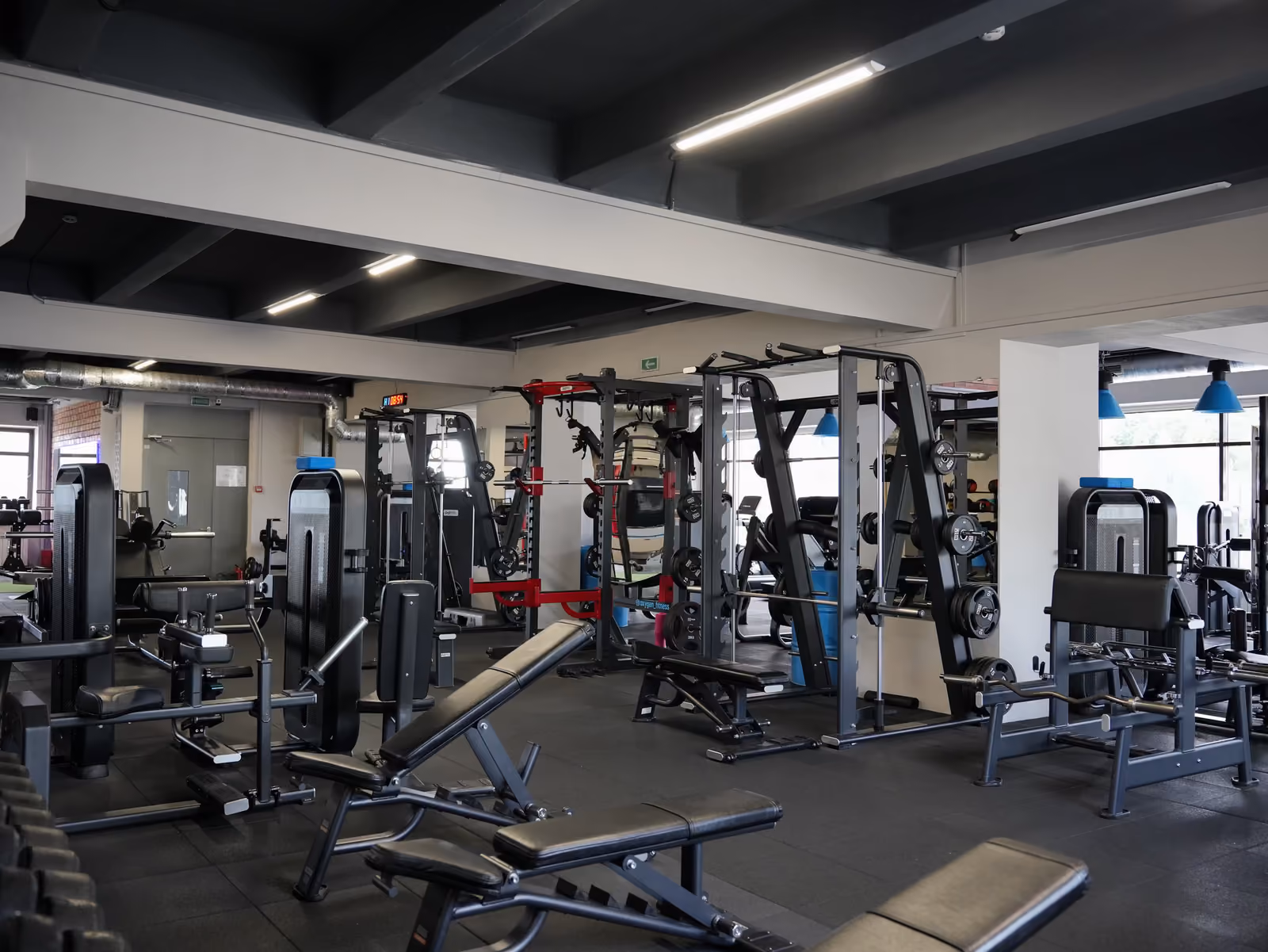 Силовая зона со стойками и свободными весами Oxygen Fitness.